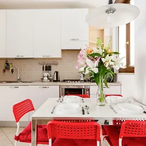 https://linate-huge-terrace-apartment.italymilanhotels.net